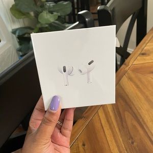 Apple AirPods Pro’s BRAND NEW